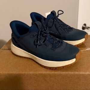 Kizik Wasatch sneakers in Navy W size 7.5